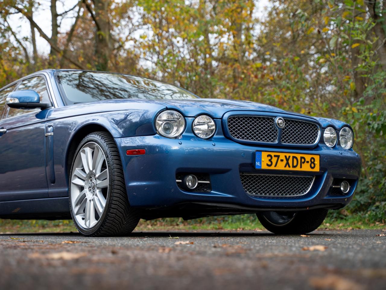 Jaguar XJ vooraanzicht met Nederlands kenteken