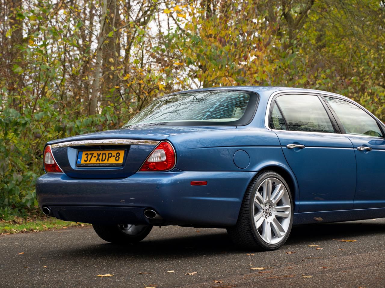 Jaguar XJ achteraanzicht 3/4 met kenteken
