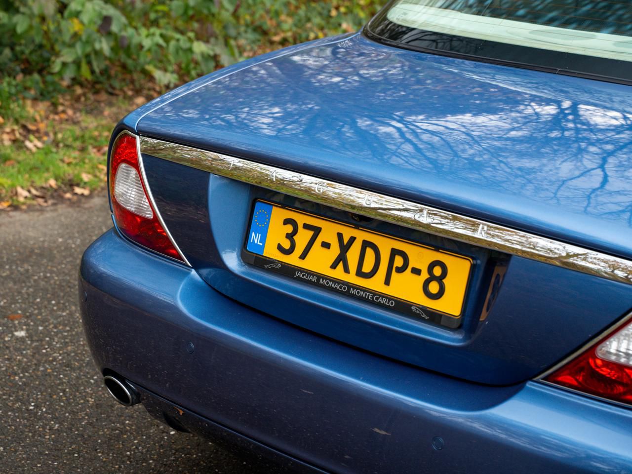 Jaguar XJ achteraanzicht kenteken 37-XDP-8