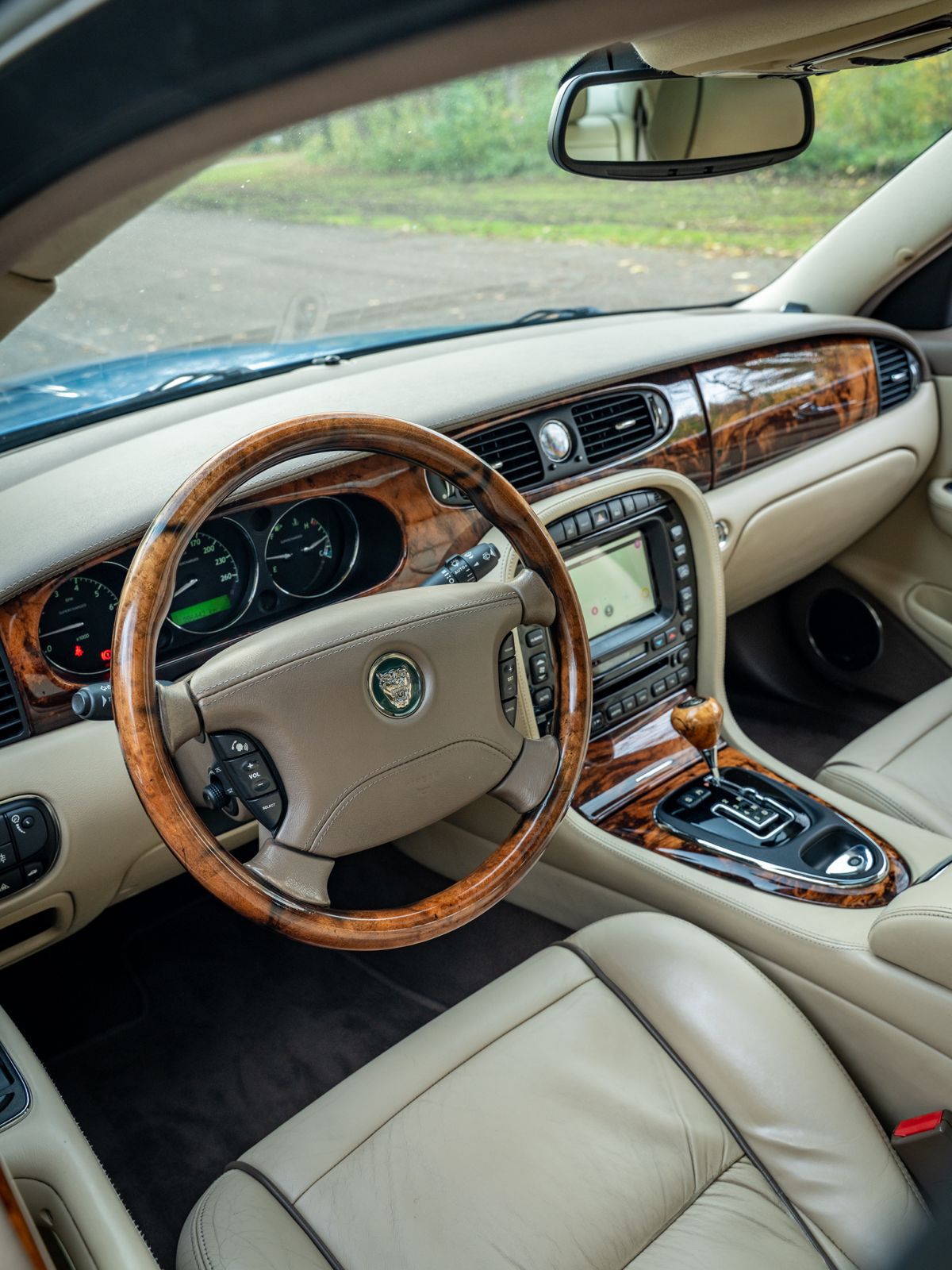 Jaguar XJ dashboard met walnotenhouten stuur